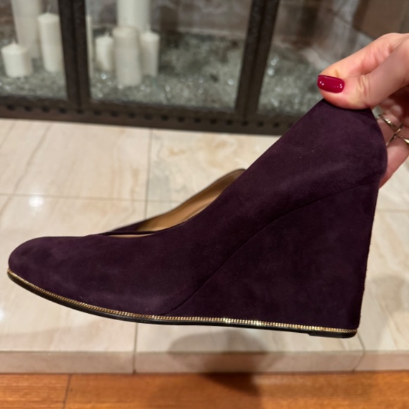 Salvatore Ferragamo Wedge Pumps 9B Plum Purple Suede Gold Chain - Picture 8 of 13